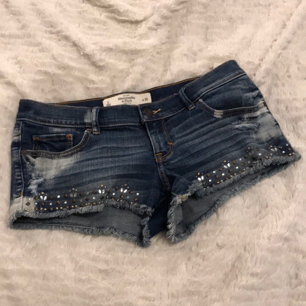 Super cute distressed jean shorts